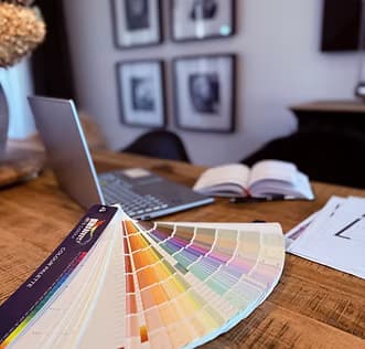 Notebook a vzorník barev na stole